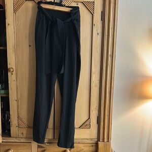 Like New!! Women’s Athleta Skyline pant, 6T
stretch waist with tie belt, pockets